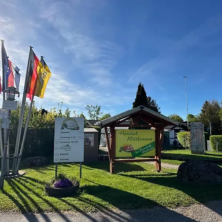 Blaetterdach Waldbrunn (Baden-Wurttemberg)